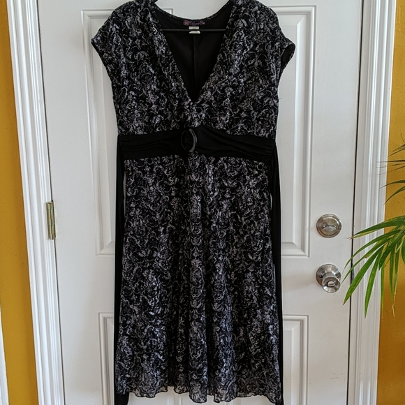 Volume One Dress - Picture 6 of 7